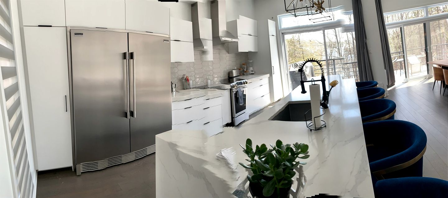 Enchanting Waterfront Cottage with Hut-Tub and Kayaks in Val des Monts, Quebec