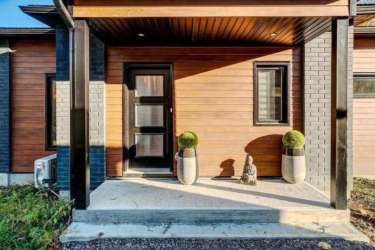Enchanting Waterfront Cottage with Hut-Tub and Kayaks in Val des Monts, Quebec