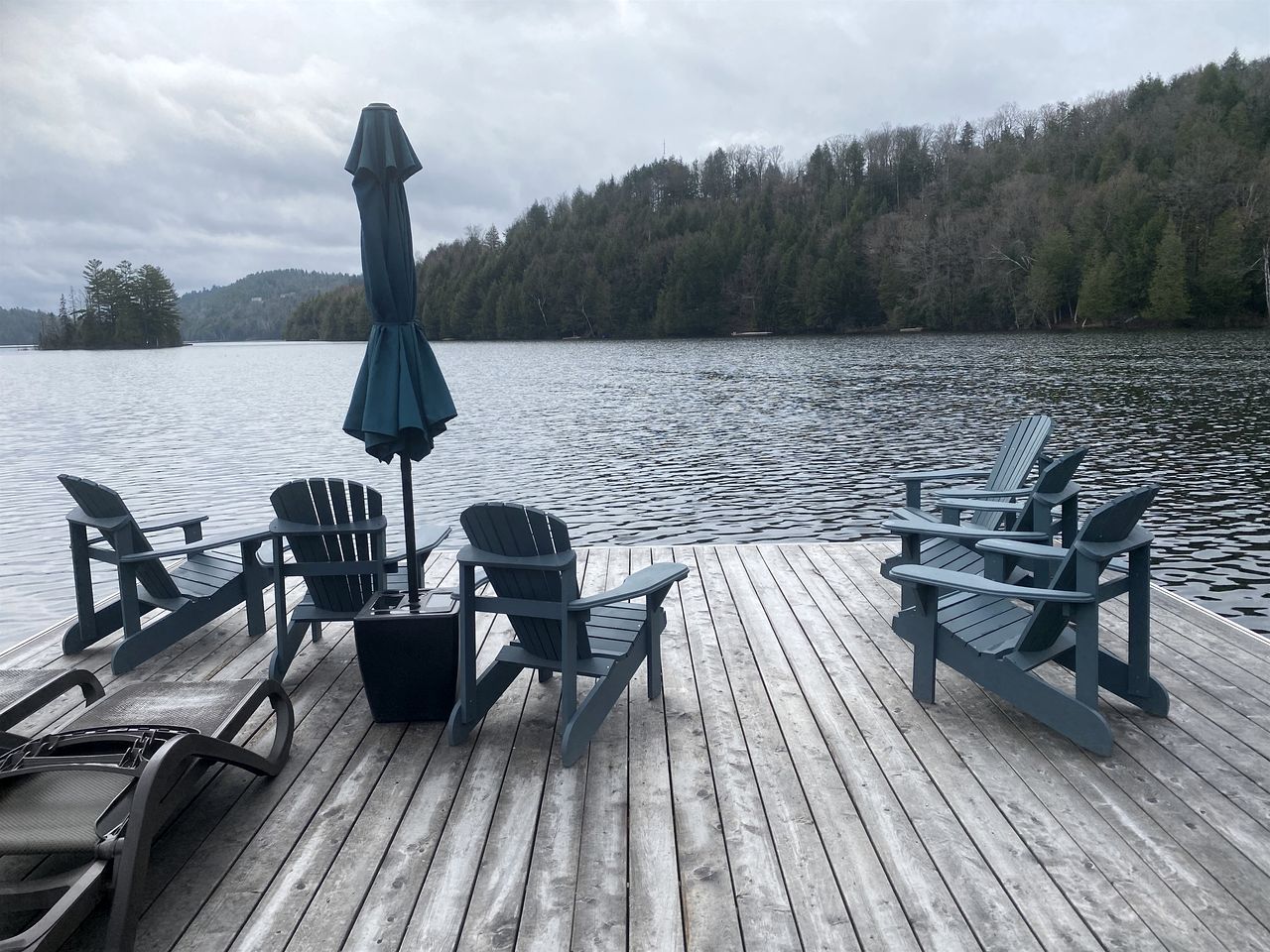Enchanting Waterfront Cottage with Hut-Tub and Kayaks in Val des Monts, Quebec