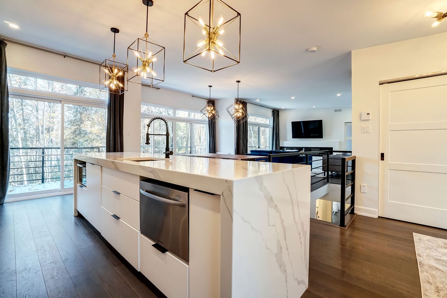 Enchanting Waterfront Cottage with Hut-Tub and Kayaks in Val des Monts, Quebec