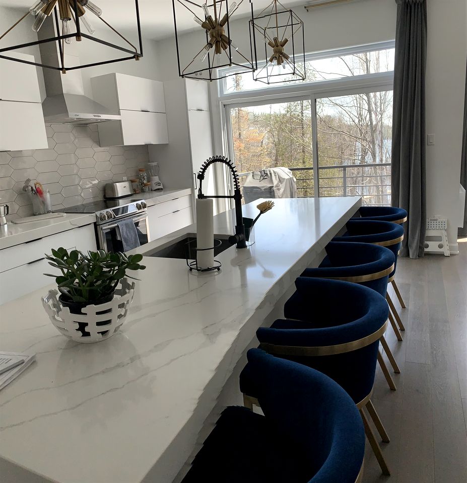 Enchanting Waterfront Cottage with Hut-Tub and Kayaks in Val des Monts, Quebec