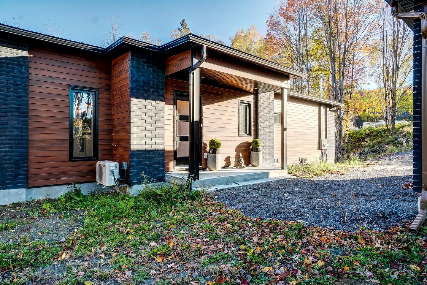 Enchanting Waterfront Cottage with Hut-Tub and Kayaks in Val des Monts, Quebec
