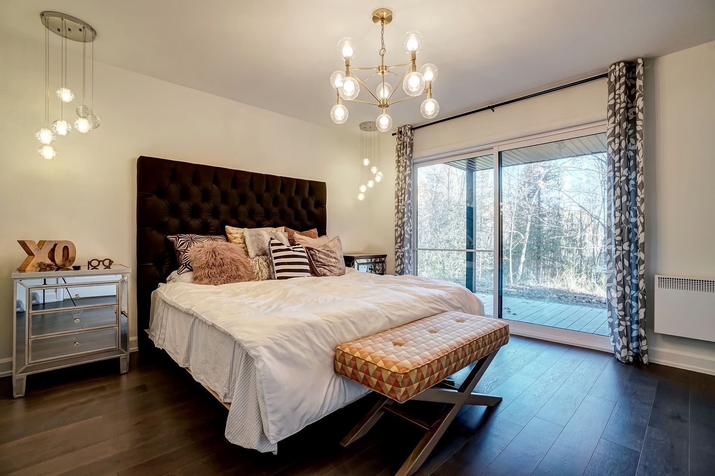 Enchanting Waterfront Cottage with Hut-Tub and Kayaks in Val des Monts, Quebec