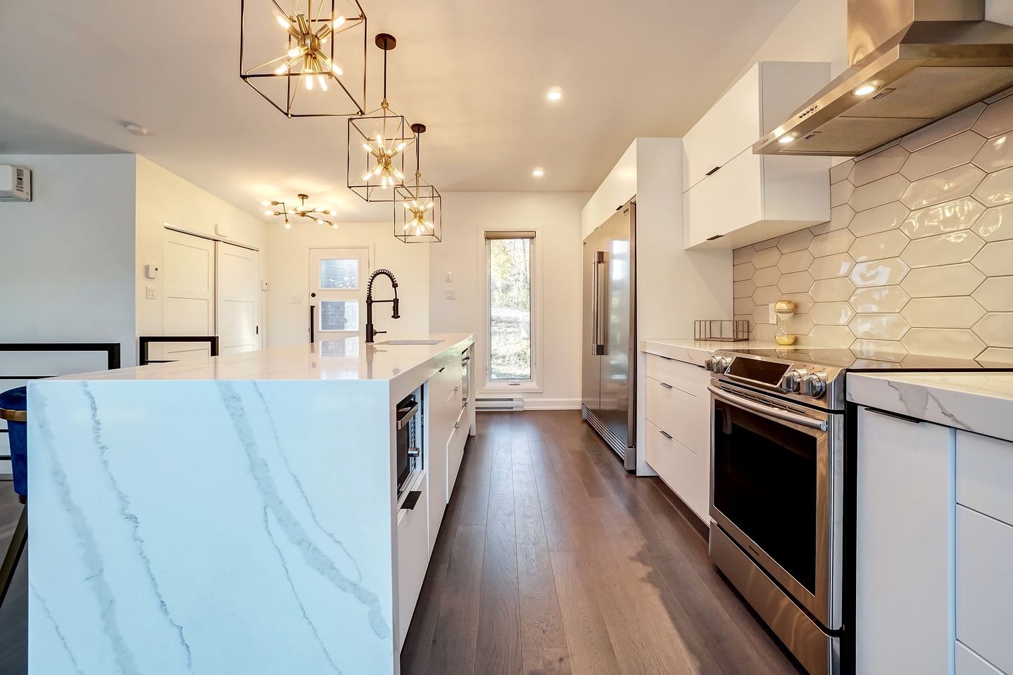 Enchanting Waterfront Cottage with Hut-Tub and Kayaks in Val des Monts, Quebec