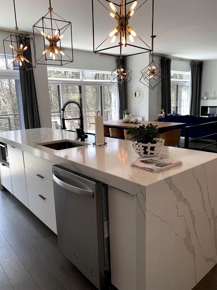 Enchanting Waterfront Cottage with Hut-Tub and Kayaks in Val des Monts, Quebec