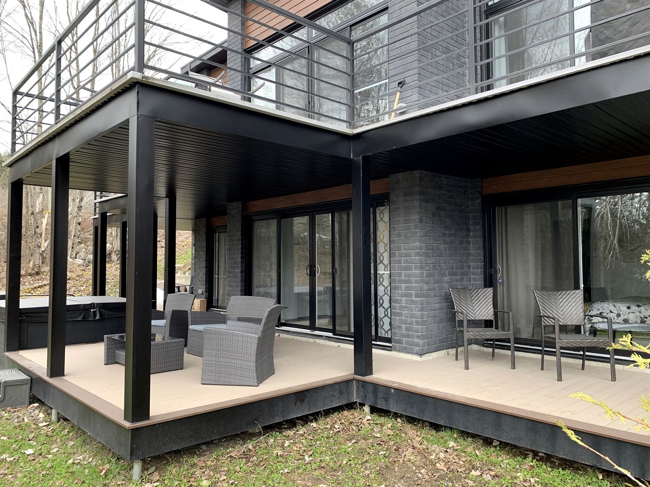 Enchanting Waterfront Cottage with Hut-Tub and Kayaks in Val des Monts, Quebec