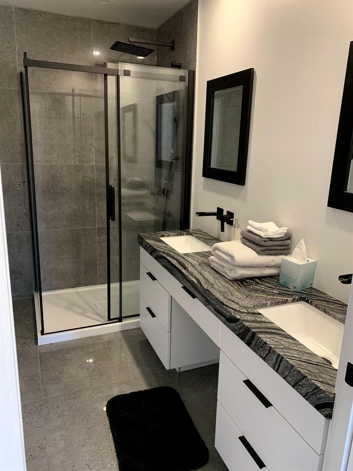 Enchanting Waterfront Cottage with Hut-Tub and Kayaks in Val des Monts, Quebec