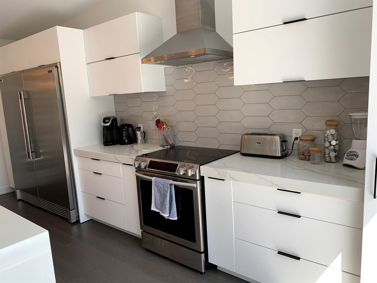 Enchanting Waterfront Cottage with Hut-Tub and Kayaks in Val des Monts, Quebec