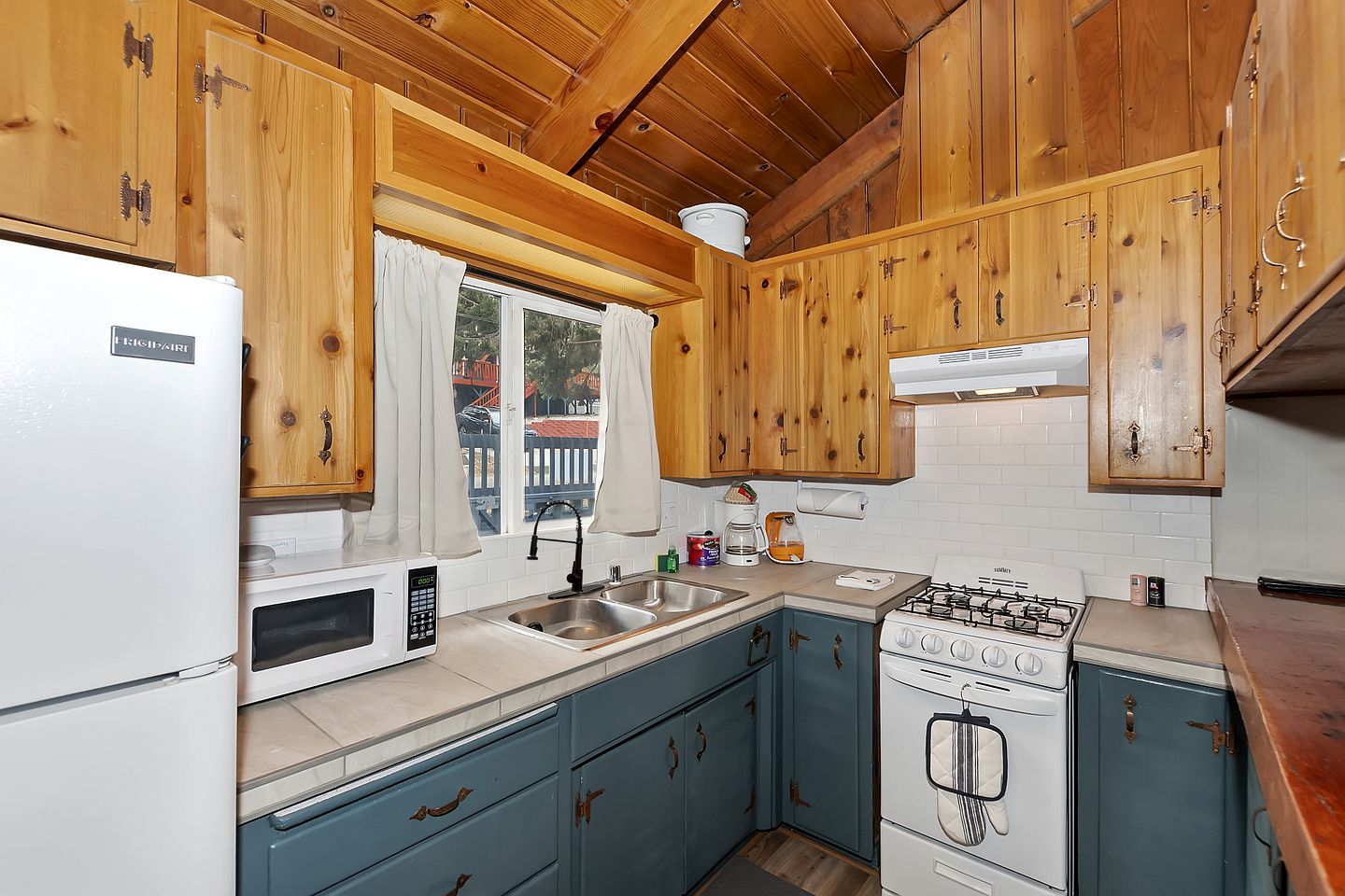 Outstanding Cabin Nestled Amidst Trees and Barbecue Provided in Big Bear Lake, California
