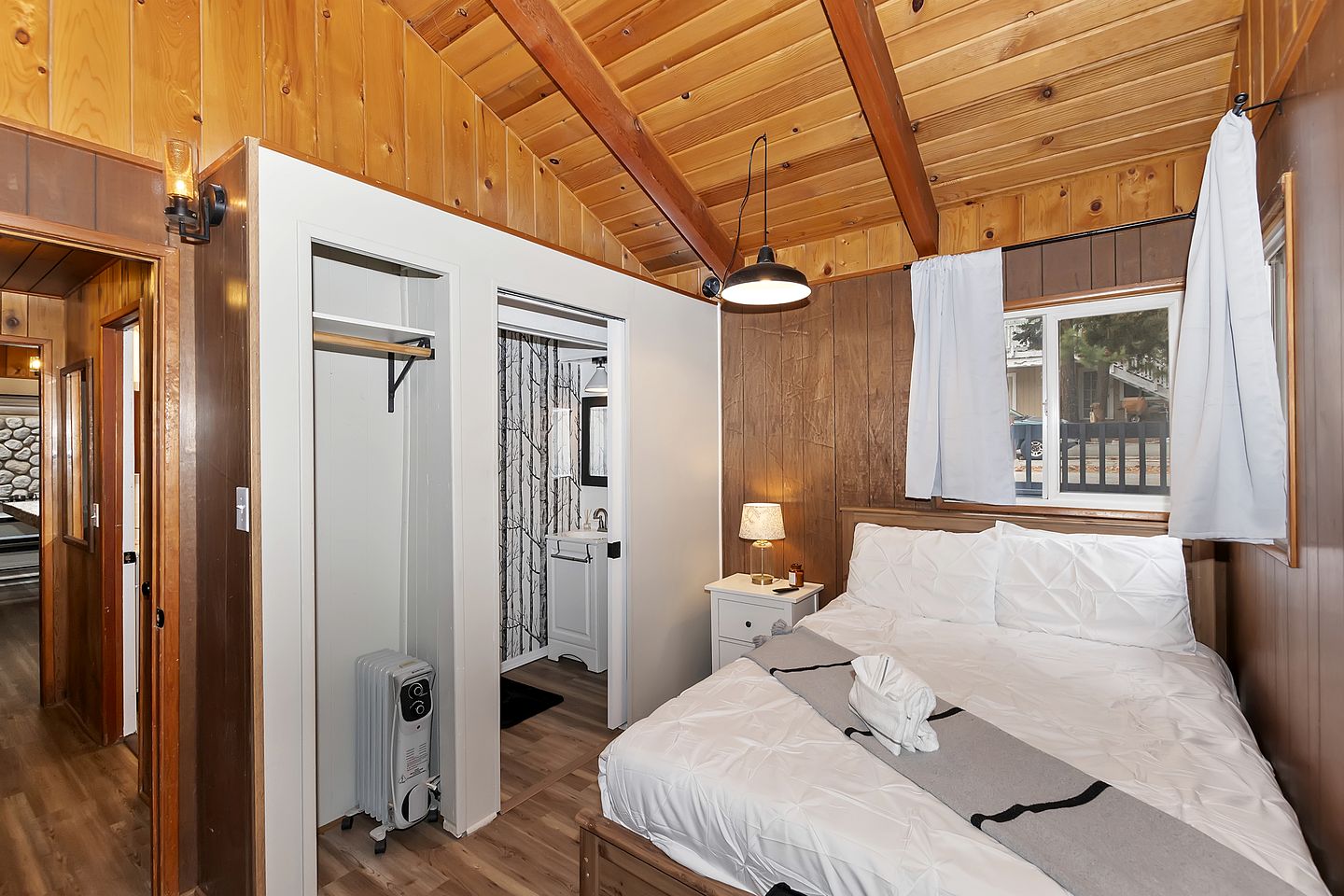 Outstanding Cabin Nestled Amidst Trees and Barbecue Provided in Big Bear Lake, California