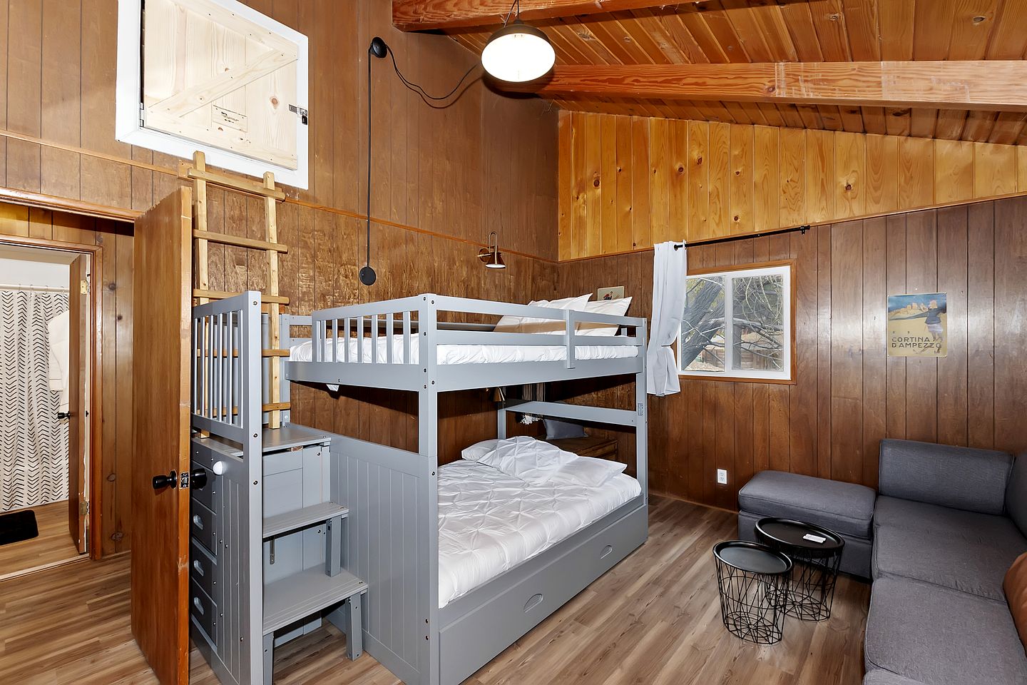 Outstanding Cabin Nestled Amidst Trees and Barbecue Provided in Big Bear Lake, California