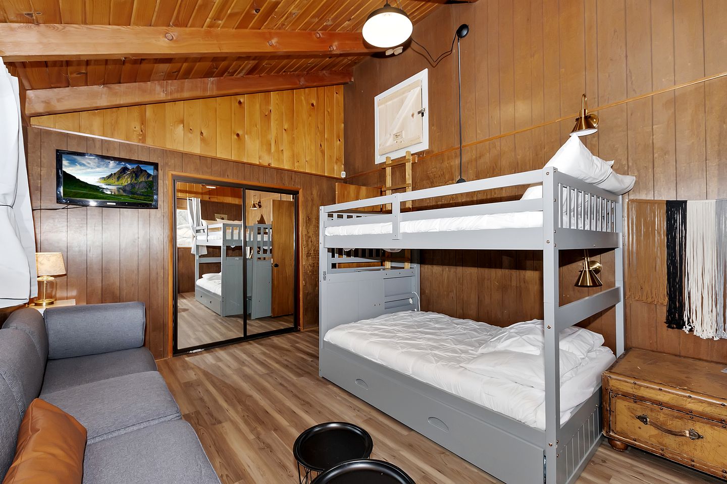Outstanding Cabin Nestled Amidst Trees and Barbecue Provided in Big Bear Lake, California