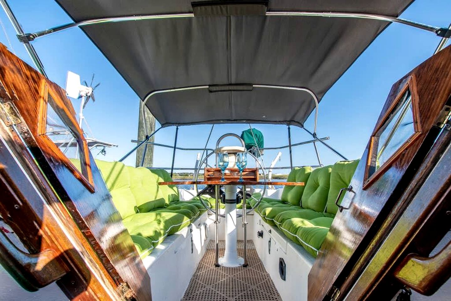 Comfy Chic Boat with Gorgeous Sunset and Water Views in Florida