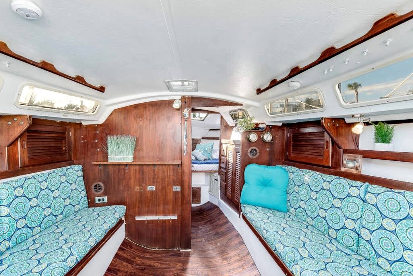 Comfy Chic Boat with Gorgeous Sunset and Water Views in Florida