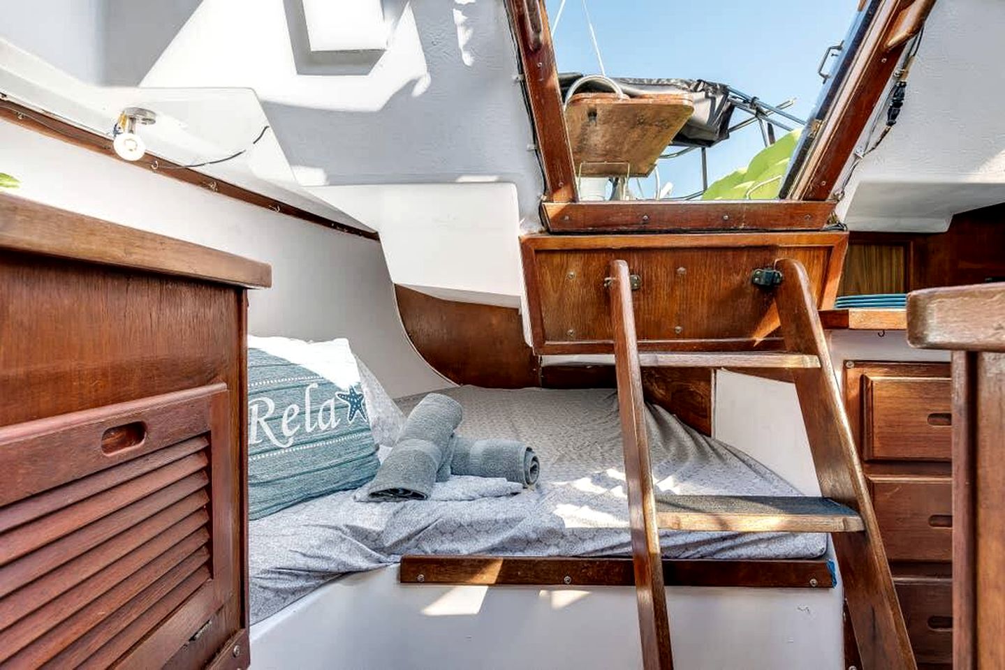 Comfy Chic Boat with Gorgeous Sunset and Water Views in Florida