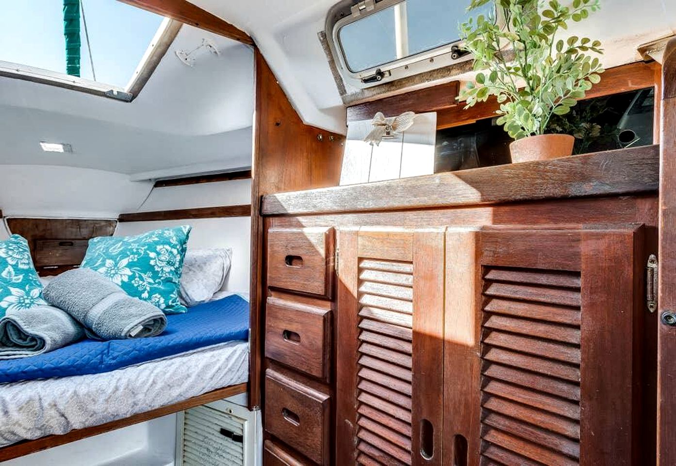 Comfy Chic Boat with Gorgeous Sunset and Water Views in Florida