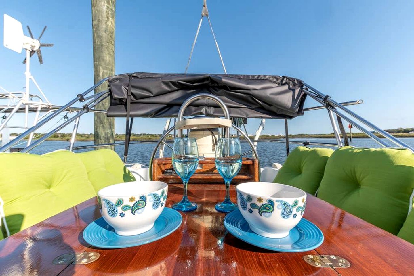 Comfy Chic Boat with Gorgeous Sunset and Water Views in Florida