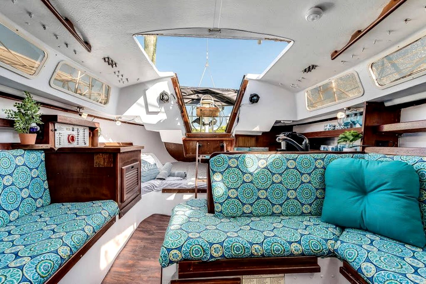Comfy Chic Boat with Gorgeous Sunset and Water Views in Florida
