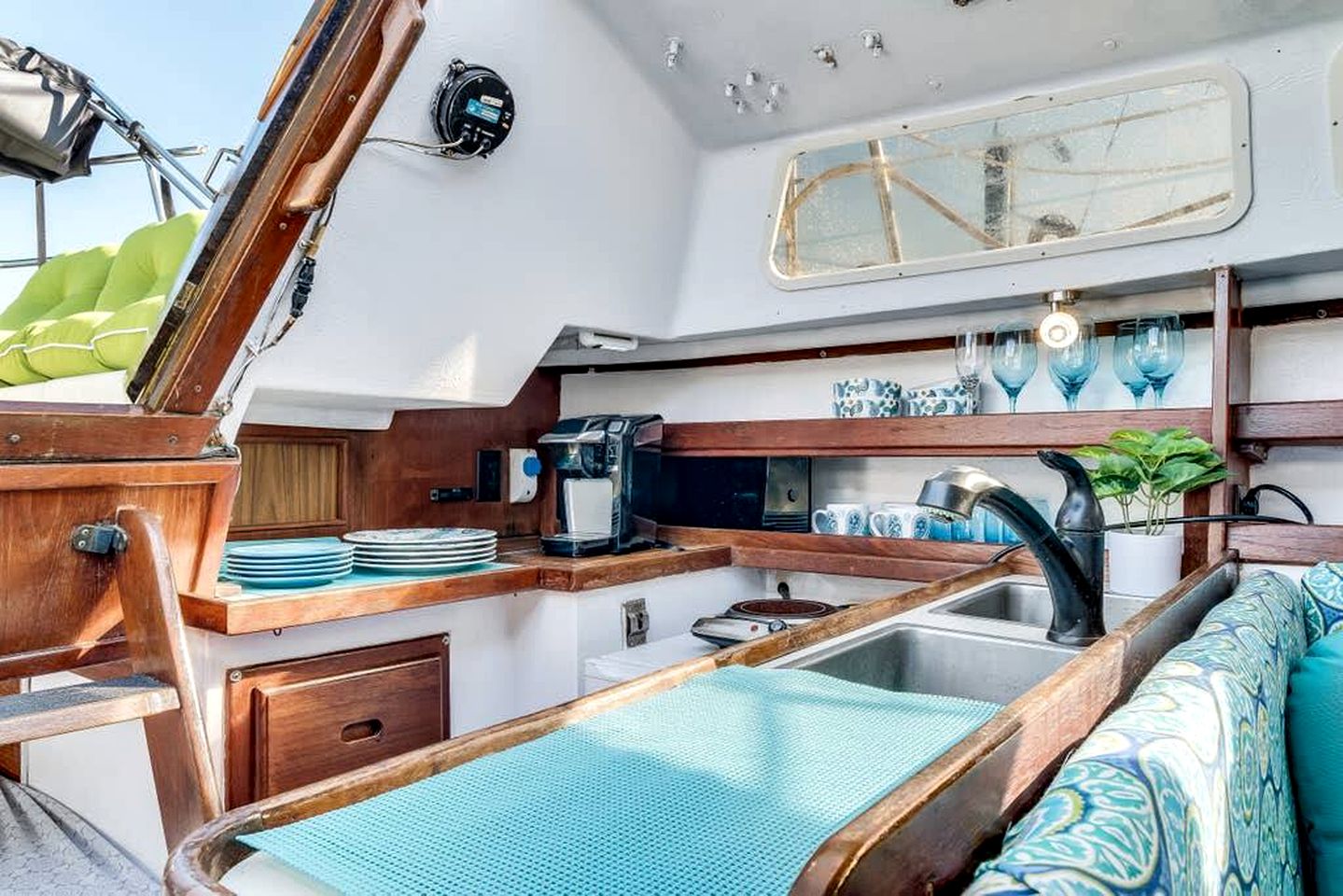 Comfy Chic Boat with Gorgeous Sunset and Water Views in Florida