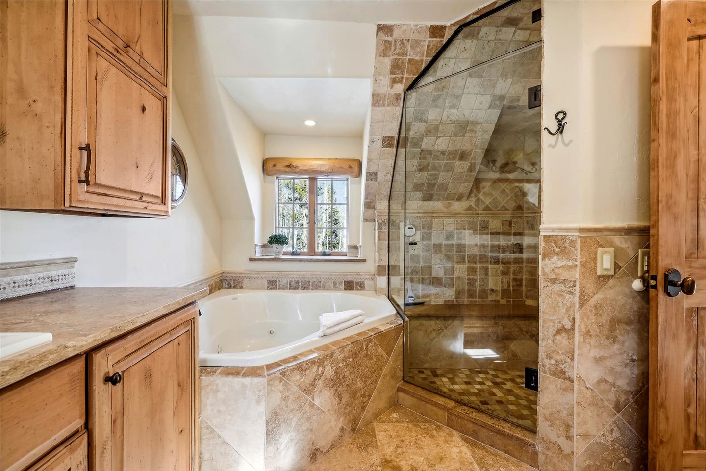 Exquisite Luxury Cabin with Stone Fireplace and Spectacular Views near Keystone and Breckenridge, Colorado