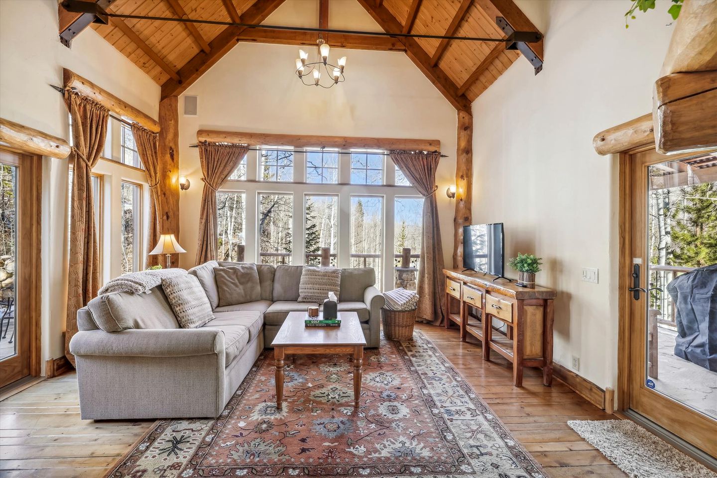 Exquisite Luxury Cabin with Stone Fireplace and Spectacular Views near Keystone and Breckenridge, Colorado