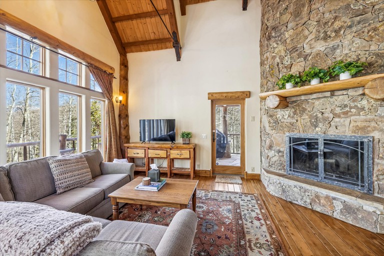 Exquisite Luxury Cabin with Stone Fireplace and Spectacular Views near Keystone and Breckenridge, Colorado