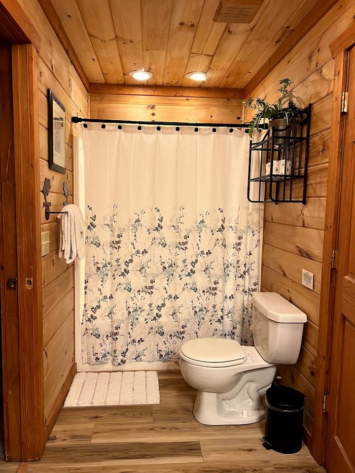 Beautiful Cabin Nestled in the Woods with Incredible Views for a Peaceful Escape in Sautee Nacooche, Georgia