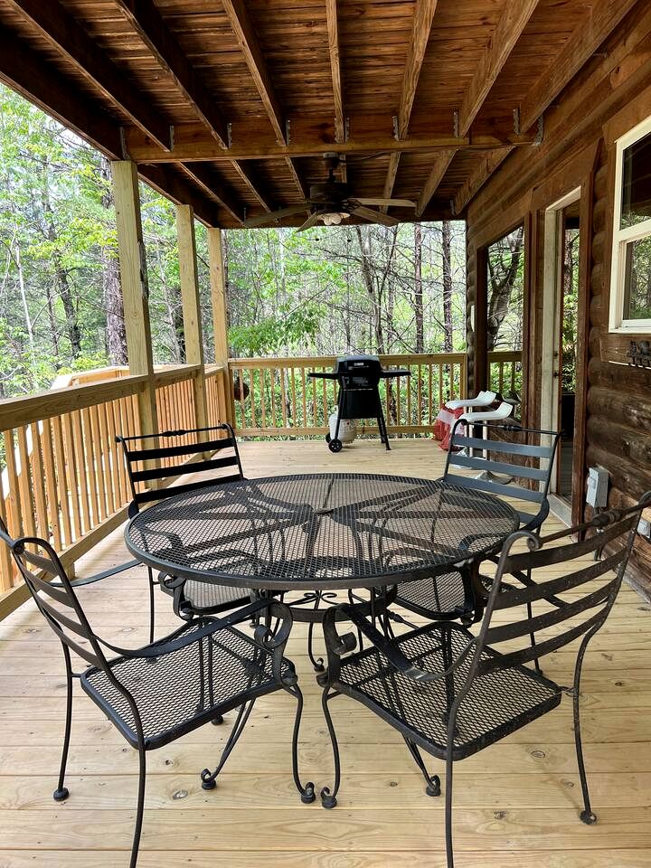 Beautiful Cabin Nestled in the Woods with Incredible Views for a Peaceful Escape in Sautee Nacooche, Georgia