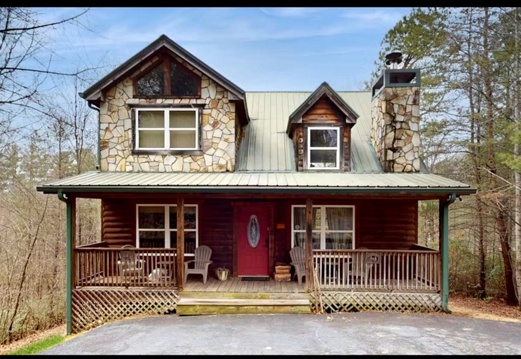 Beautiful Cabin Nestled in the Woods with Incredible Views for a Peaceful Escape in Sautee Nacooche, Georgia
