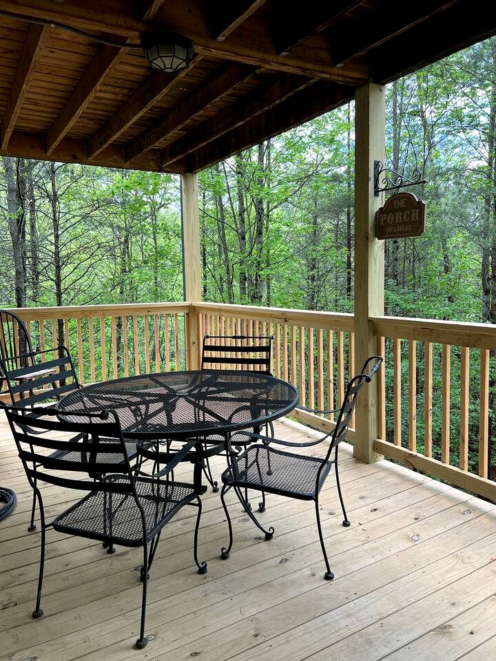 Beautiful Cabin Nestled in the Woods with Incredible Views for a Peaceful Escape in Sautee Nacooche, Georgia