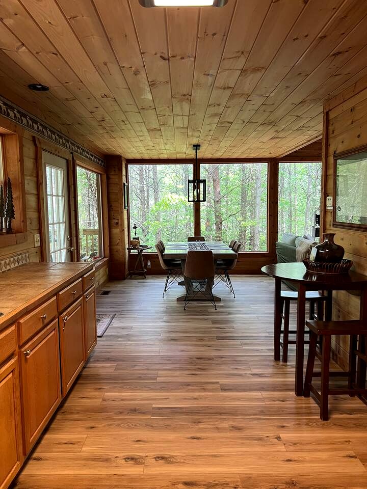 Beautiful Cabin Nestled in the Woods with Incredible Views for a Peaceful Escape in Sautee Nacooche, Georgia