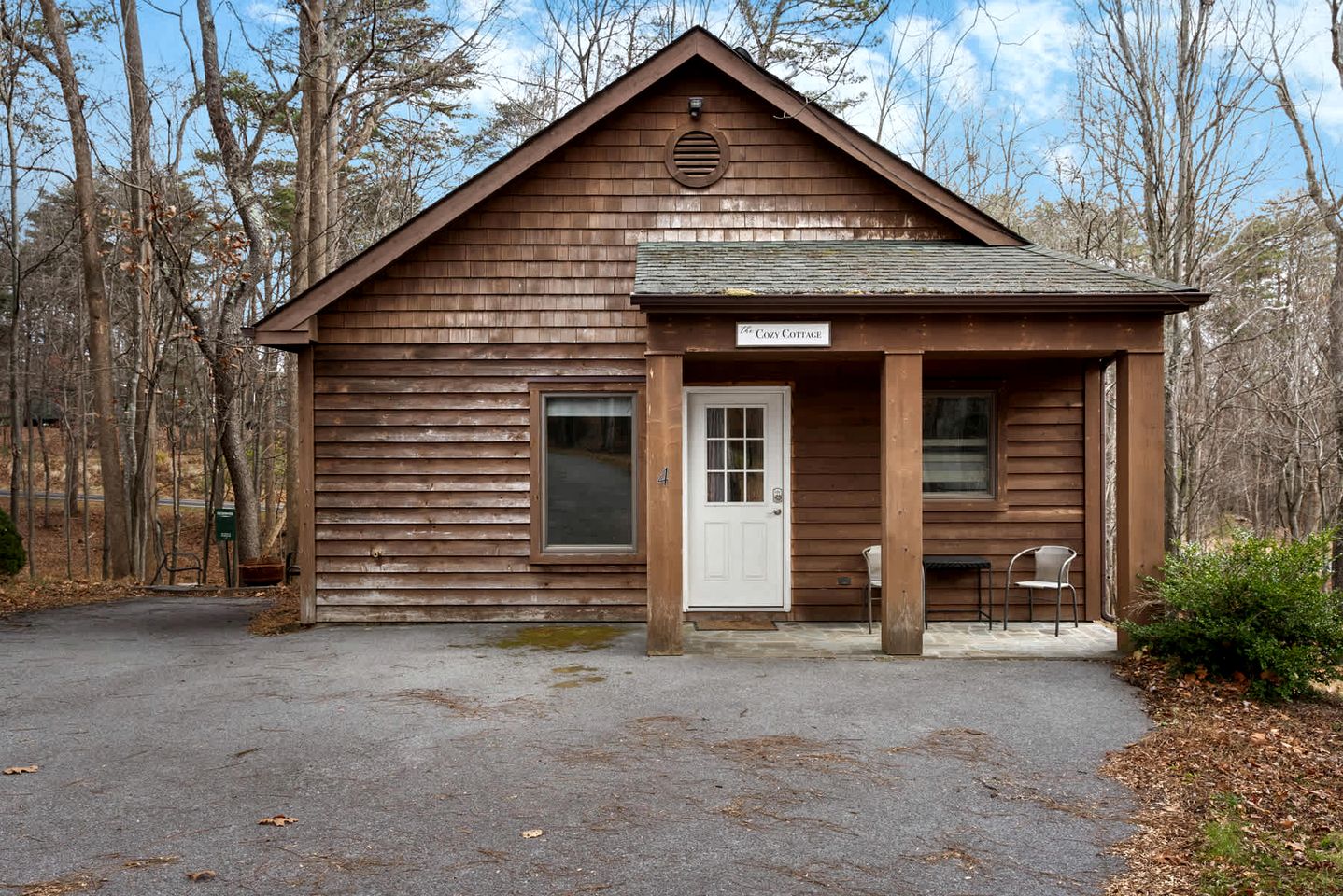 Fully Equipped Cabin for a Family Glamping Getaway in the Mountains of West Virginia, near Berkeley Springs