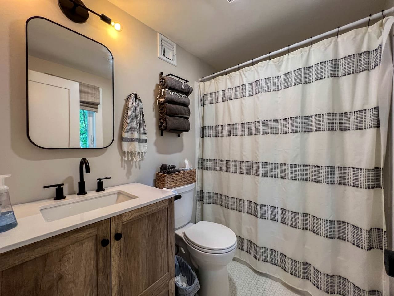 Enjoyable Cabin Nestled Amidst Trees and Barbecue Provided in North Conway, New Hampshire