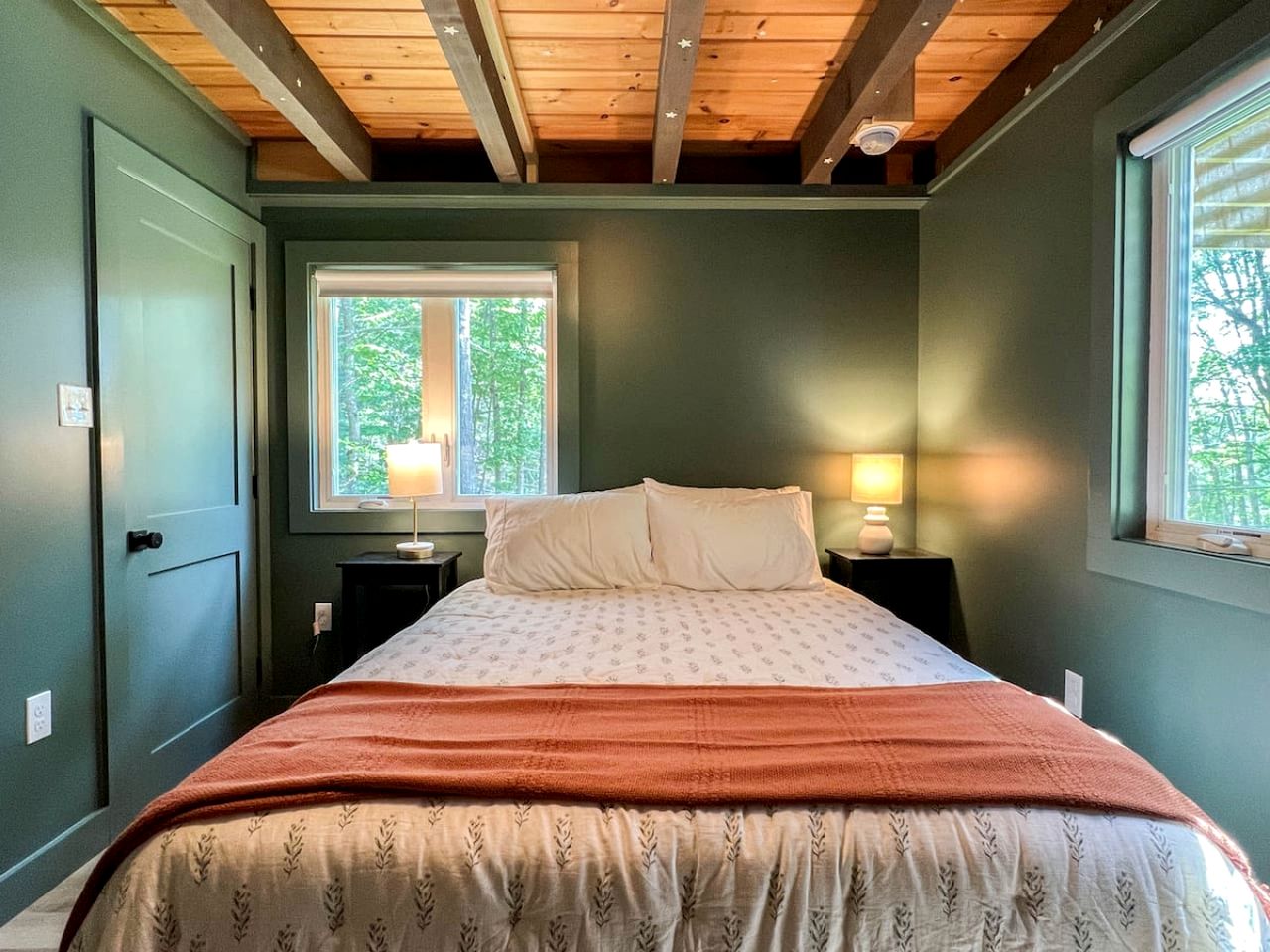 Enjoyable Cabin Nestled Amidst Trees and Barbecue Provided in North Conway, New Hampshire