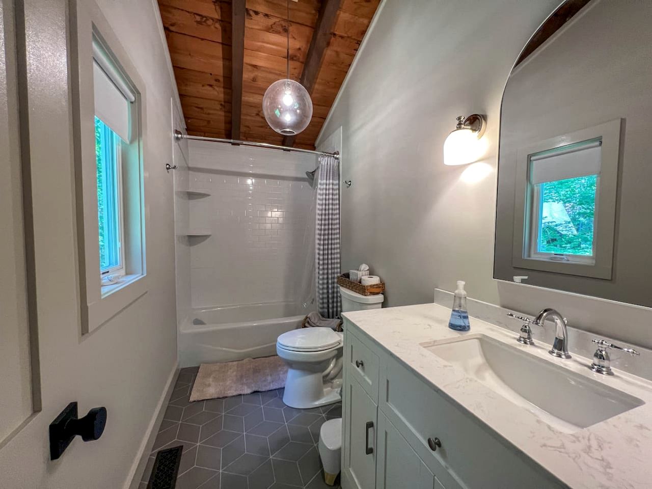 Enjoyable Cabin Nestled Amidst Trees and Barbecue Provided in North Conway, New Hampshire