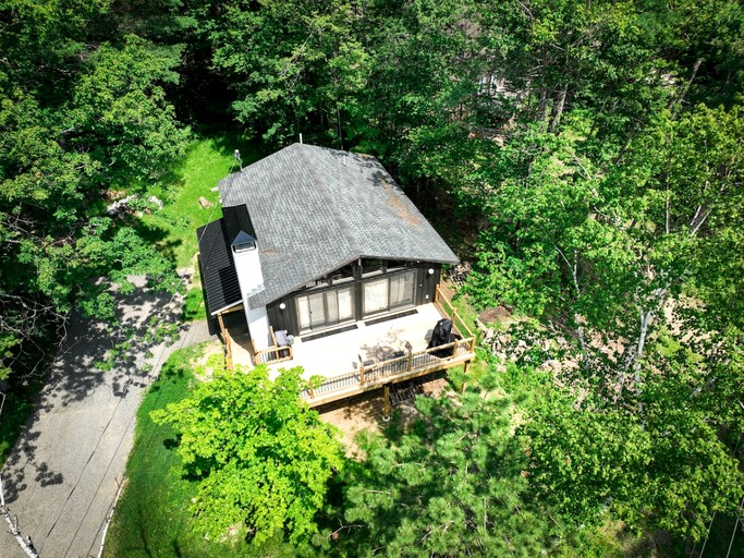 Enjoyable Cabin Nestled Amidst Trees and Barbecue Provided in North Conway, New Hampshire