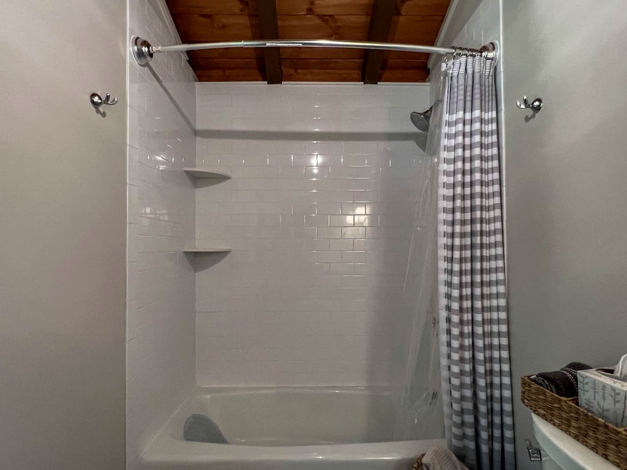 Enjoyable Cabin Nestled Amidst Trees and Barbecue Provided in North Conway, New Hampshire