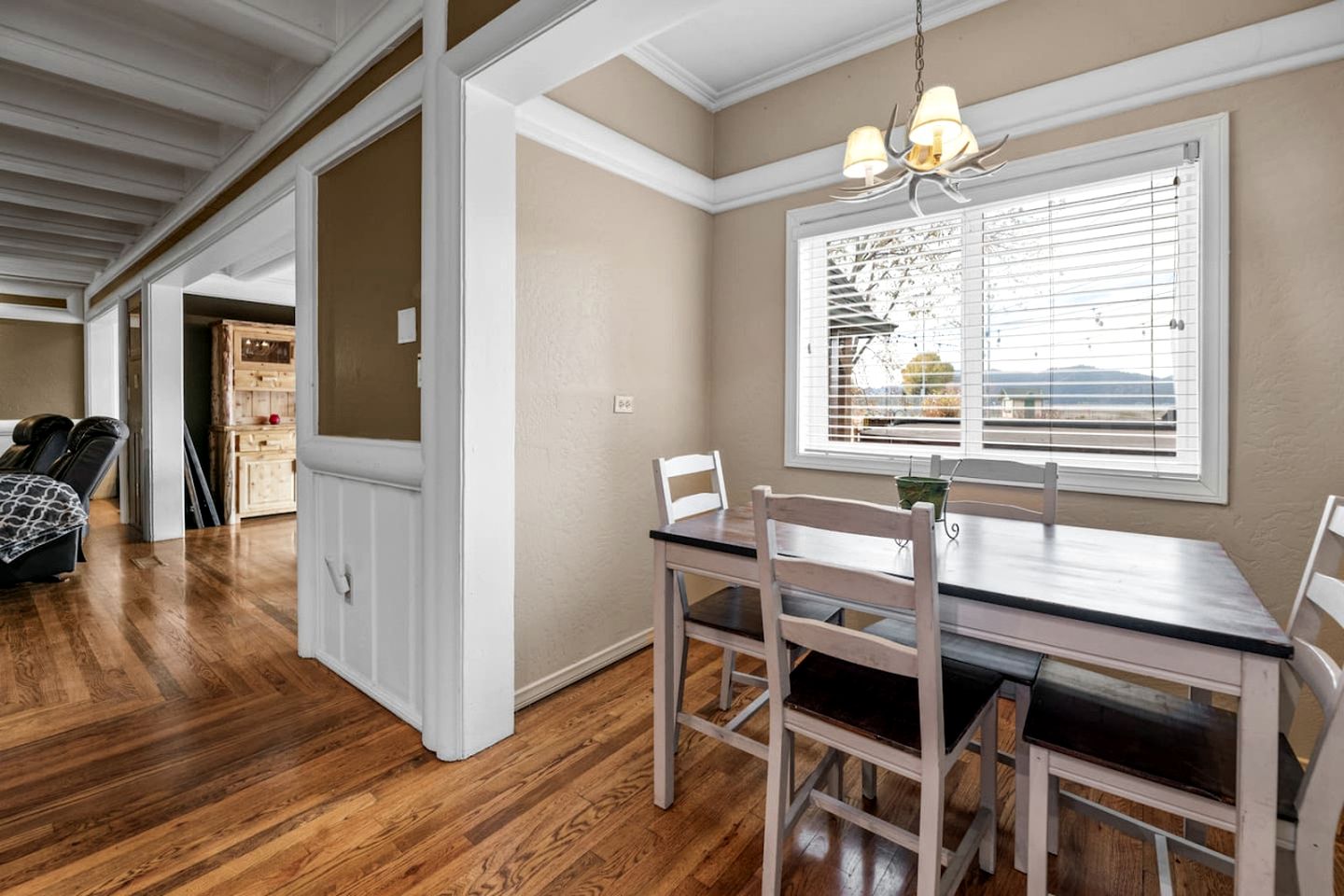 Enormous Cabin with Equipped Deck Perfect for Groups in California