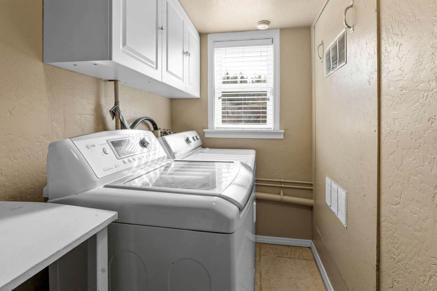 Enormous Cabin with Equipped Deck Perfect for Groups in California