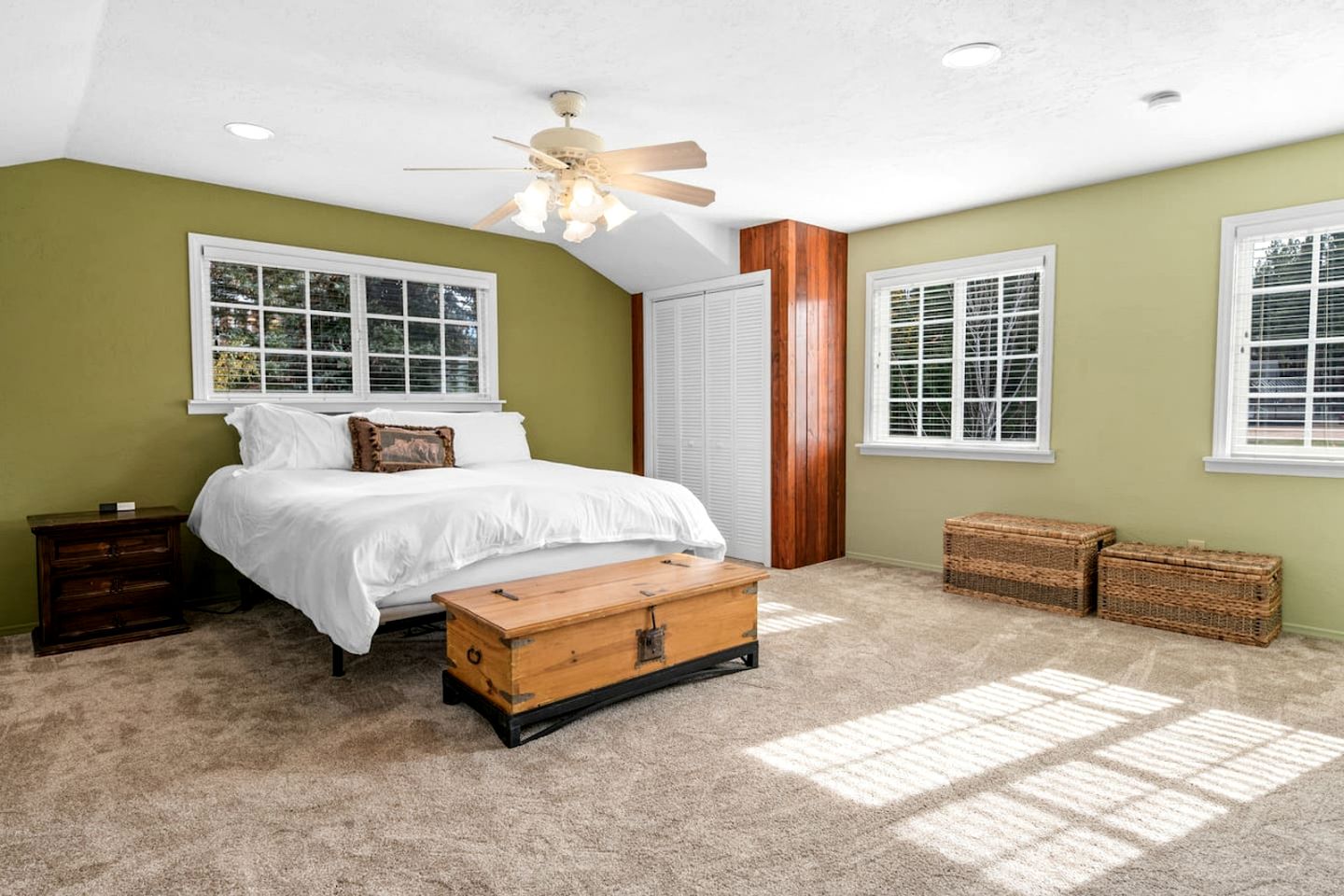 Enormous Cabin with Equipped Deck Perfect for Groups in California