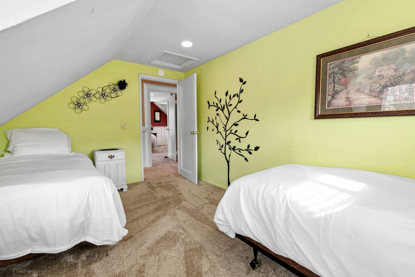 Enormous Cabin with Equipped Deck Perfect for Groups in California