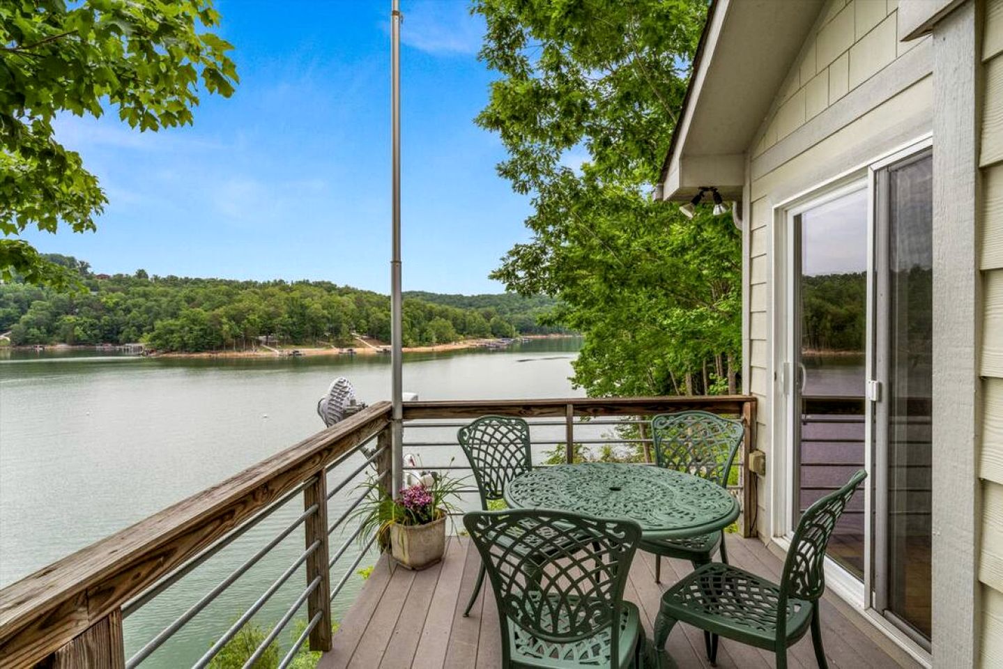 Enormous Cabin Fully Loaded Dock for Water Sports in Tennessee