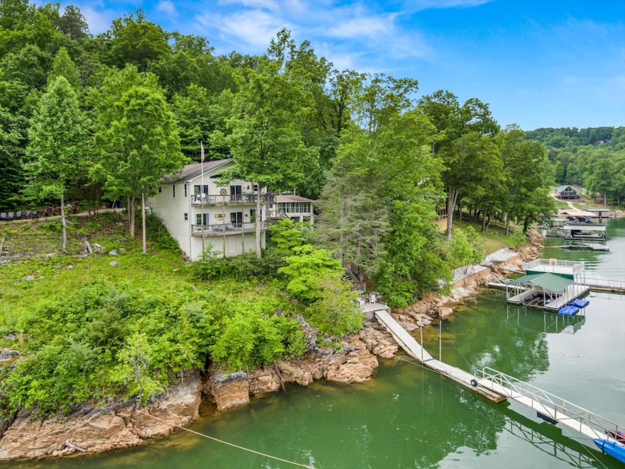 Enormous Cabin Fully Loaded Dock for Water Sports in Tennessee