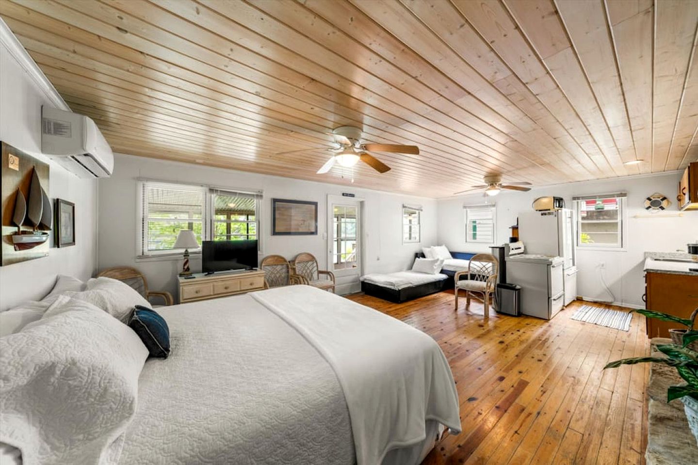 Enormous Cabin Fully Loaded Dock for Water Sports in Tennessee