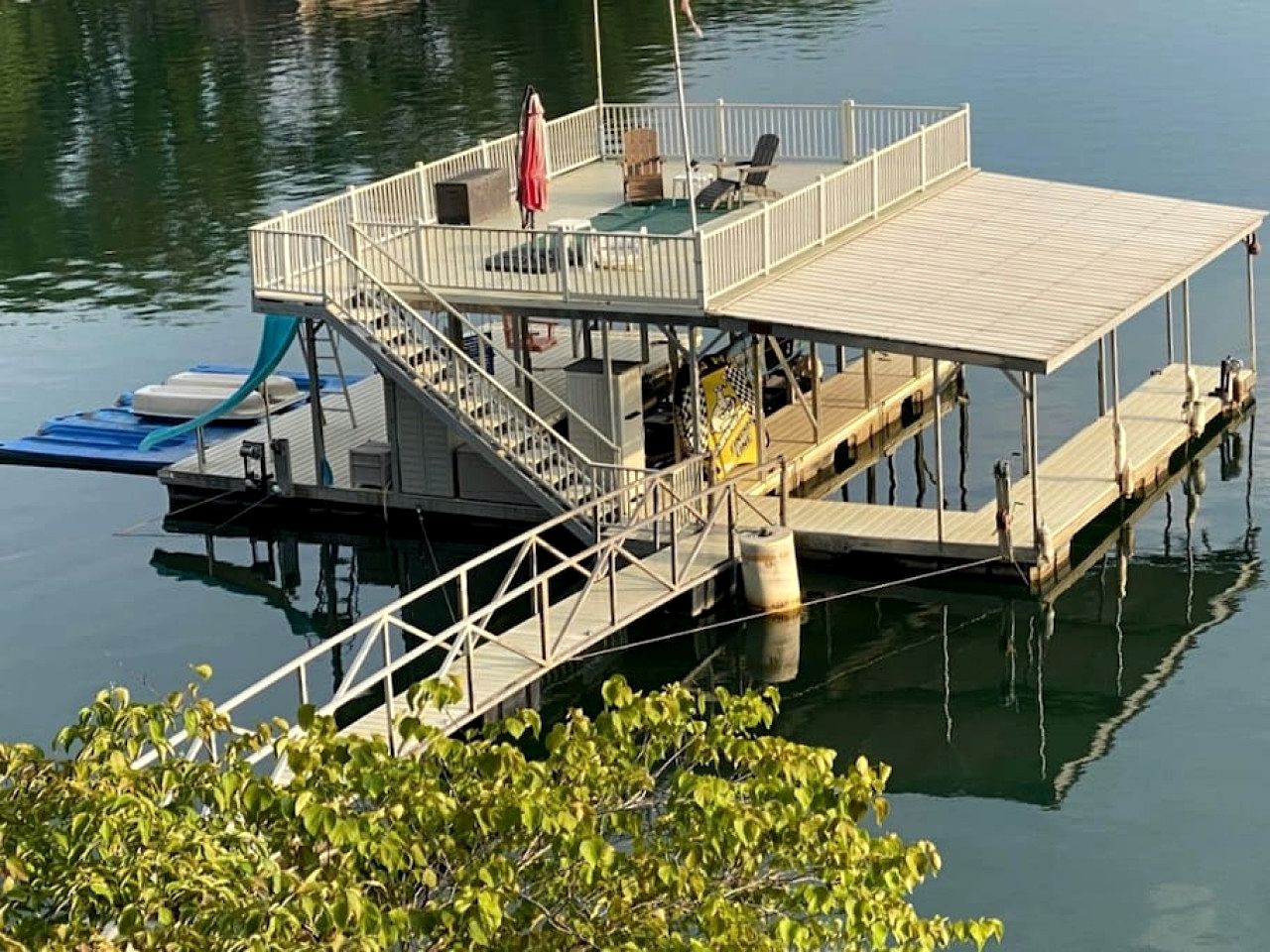 Enormous Cabin Fully Loaded Dock for Water Sports in Tennessee
