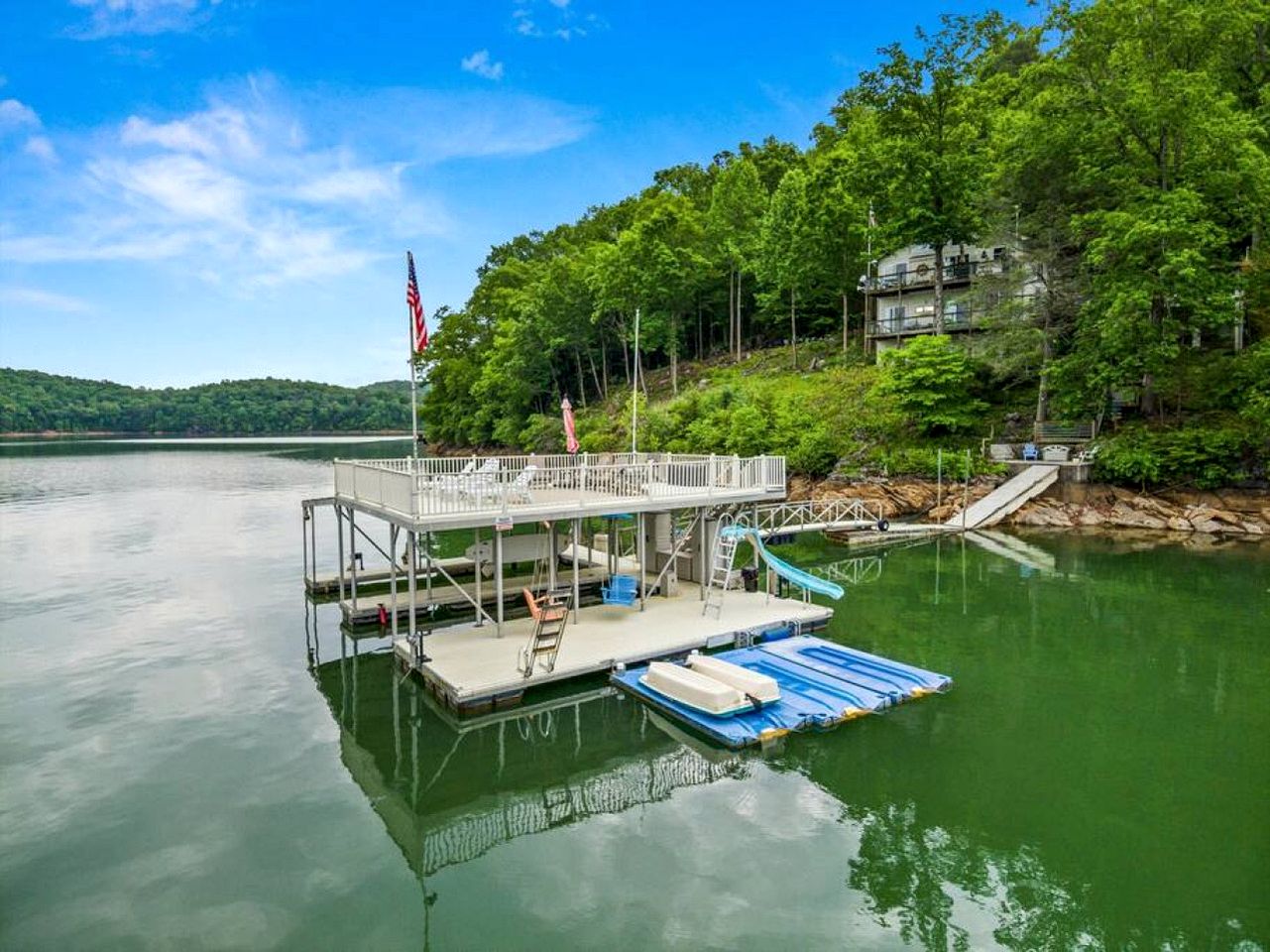 Enormous Cabin Fully Loaded Dock for Water Sports in Tennessee