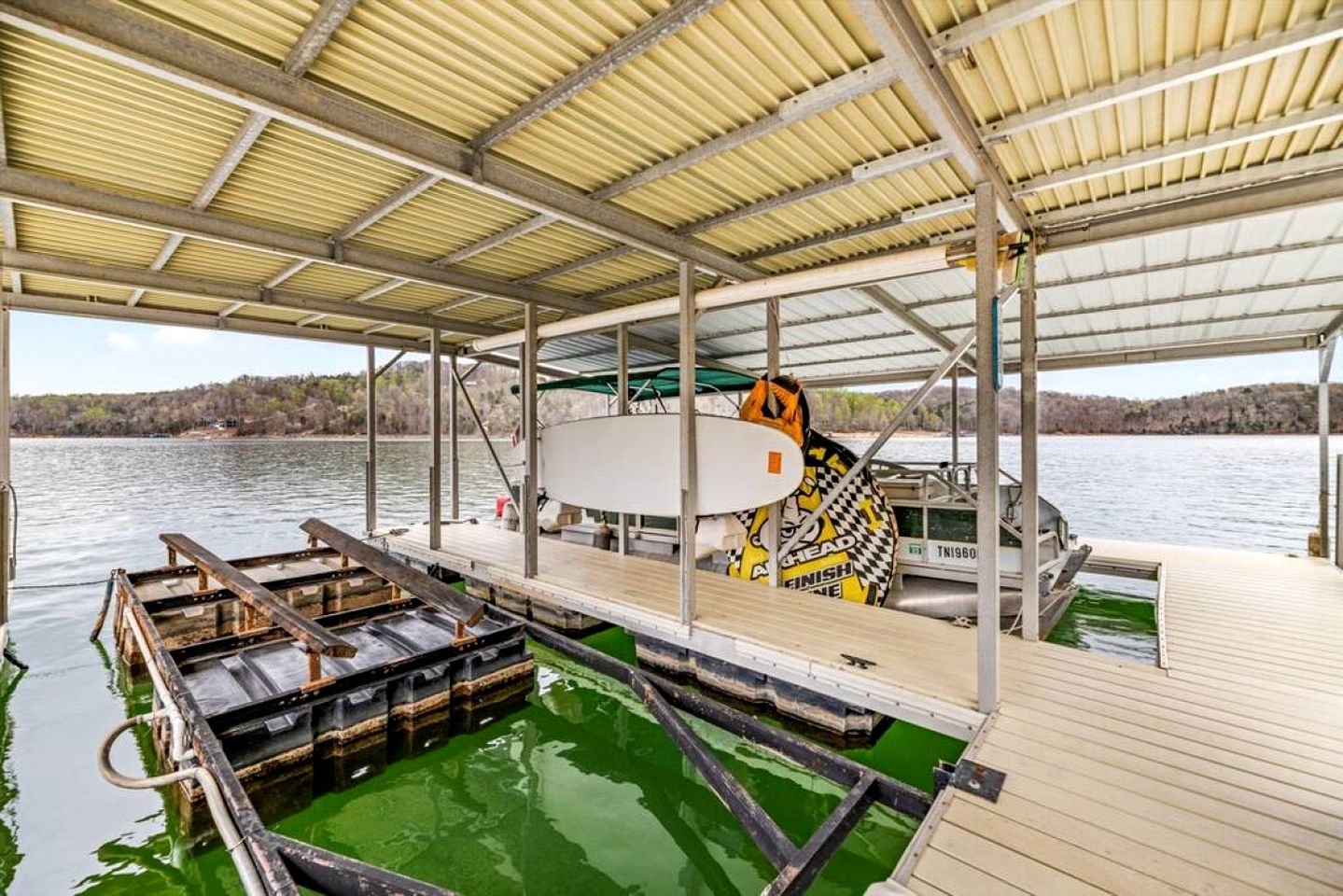 Enormous Cabin Fully Loaded Dock for Water Sports in Tennessee