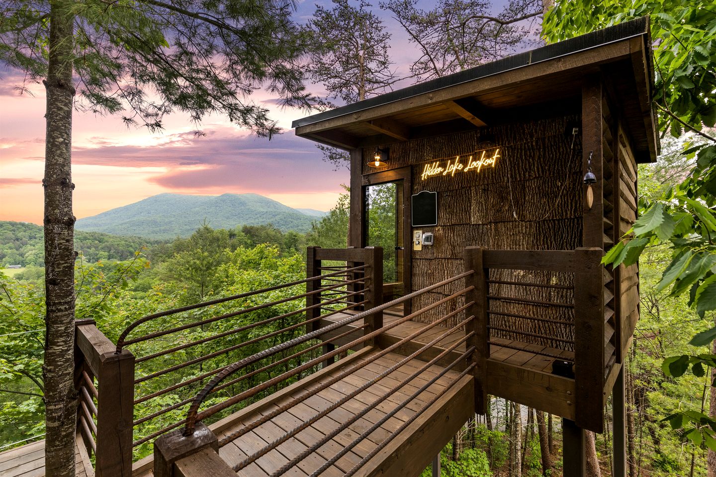 Enormous Cabin Luxury Interior and Game Room in Cherry Log, Georgia