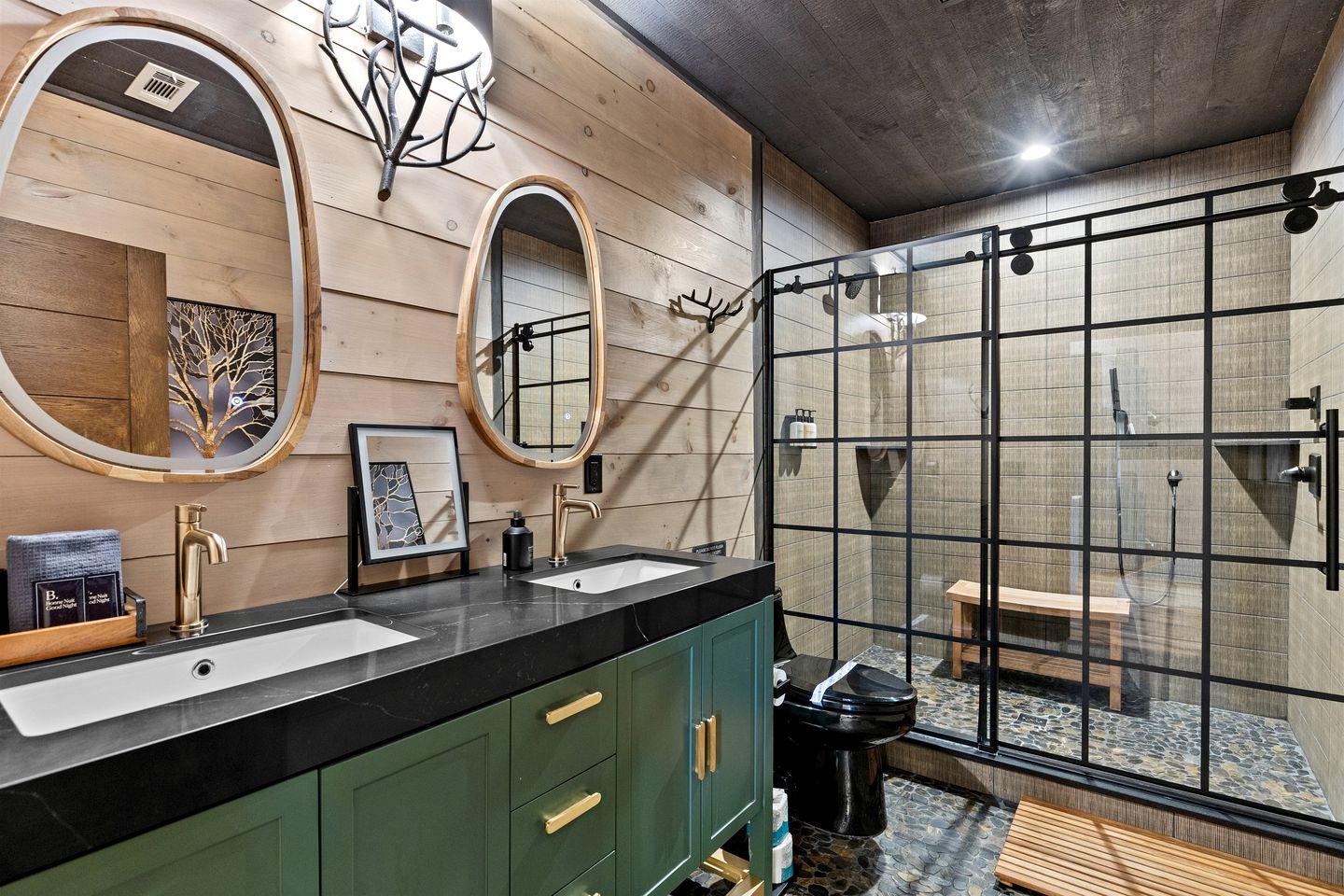 Enormous Cabin Luxury Interior and Game Room in Cherry Log, Georgia