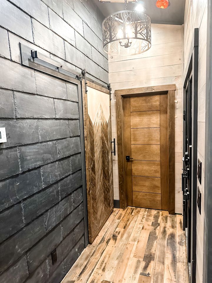 Enormous Cabin Luxury Interior and Game Room in Cherry Log, Georgia